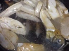 鲫鱼，豆腐，金针菇，姜，放入炖锅，加水大火烧开转小火炖