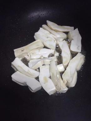 将豆腐稍微煎一下，也可以不煎。