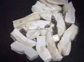 将豆腐稍微煎一下，也可以不煎。