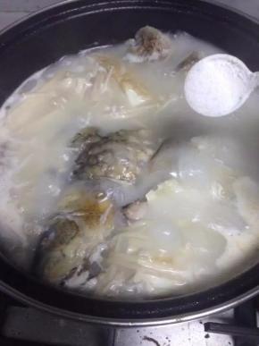 炖到汤汁浓郁，调入盐，出锅放香菜或葱末即可。