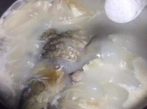 炖到汤汁浓郁，调入盐，出锅放香菜或葱末即可。