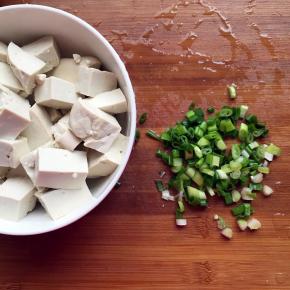 将豆腐切成小方块，放入加了少许盐的沸水中氽一下，去除豆腥味，捞出用清水浸泡淋干水分