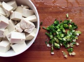将豆腐切成小方块，放入加了少许盐的沸水中氽一下，去除豆腥味，捞出用清水浸泡淋干水分