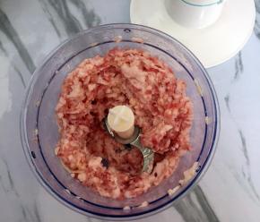 猪肉洗干净用料理机打成肉糜