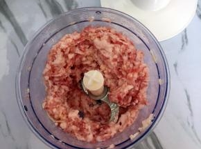 猪肉洗干净用料理机打成肉糜