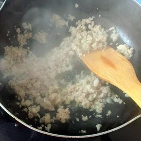 炒锅烧热倒入油，放入肉糜炒散；待猪肉馅炒成变色