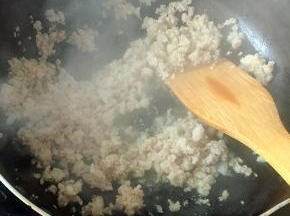 炒锅烧热倒入油，放入肉糜炒散；待猪肉馅炒成变色