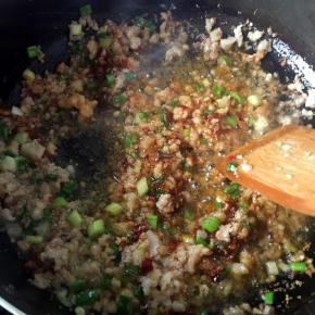 放入葱花，红油豆瓣酱同炒