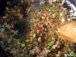 放入葱花，红油豆瓣酱同炒