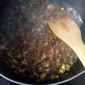 放入糖，生抽，花椒粉，蚝油至肉糜上色（有姜，切碎放入）