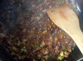 放入糖，生抽，花椒粉，蚝油至肉糜上色（有姜，切碎放入）