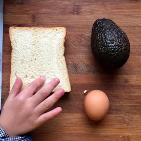 材料备齐，牛油果由青变褐色就可以食用了