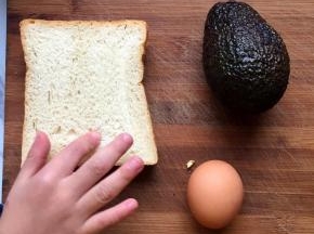 材料备齐，牛油果由青变褐色就可以食用了