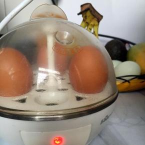 鸡蛋用蒸蛋器煮熟，或者水煮熟都可以