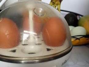 鸡蛋用蒸蛋器煮熟，或者水煮熟都可以
