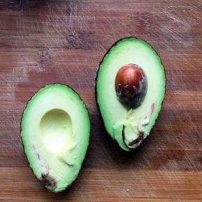 牛油果用刀切到里面的核后转一圈，然后两手拧一下扳开，去掉里面的核