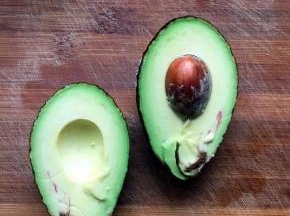 牛油果用刀切到里面的核后转一圈，然后两手拧一下扳开，去掉里面的核