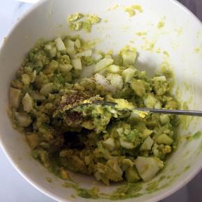 放入白醋，防止氧化，加适量盐，黑胡椒粉拌匀