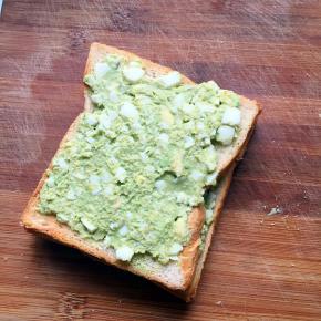 吐司片用煎锅煎一下，抹上鸡蛋牛油果，铺上一片吐司片，再抹上剩下的鸡蛋牛油果，铺上最后一片吐司片