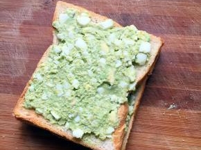 吐司片用煎锅煎一下，抹上鸡蛋牛油果，铺上一片吐司片，再抹上剩下的鸡蛋牛油果，铺上最后一片吐司片