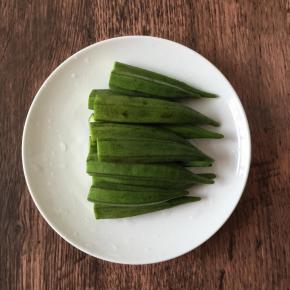 秋葵用小刷子刷洗干净去蒂