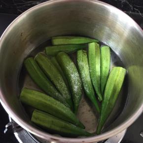 锅里烧开水，放1小勺盐和1小勺油，倒入秋葵煮1分钟