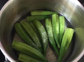 锅里烧开水，放1小勺盐和1小勺油，倒入秋葵煮1分钟