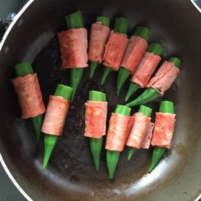 放入平底锅不用倒油煎至两面熟了就好了