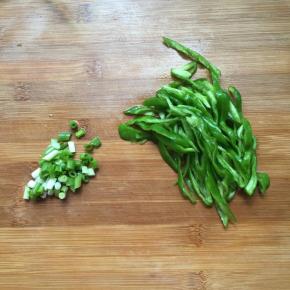 青椒切丝，葱切碎