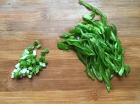 青椒切丝，葱切碎