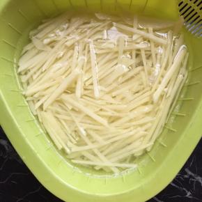 土豆切丝过水冲一下