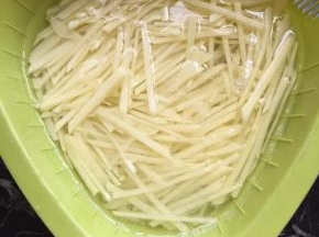 土豆切丝过水冲一下