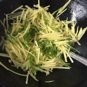 炒半熟放入青椒，可适量加一点点水翻炒