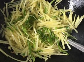 炒半熟放入青椒，可适量加一点点水翻炒