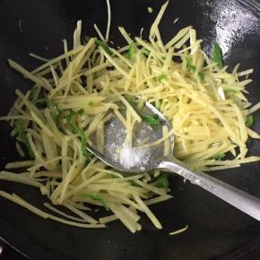 最后加适量盐炒匀即可