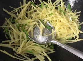 最后加适量盐炒匀即可