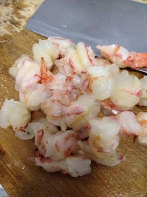 先把用食物剪刀在虾壳后背剪开去虾线，然后洗净，切成3段（由于我买的虾比较大，所以就一分为三段）