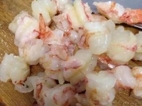 先把用食物剪刀在虾壳后背剪开去虾线，然后洗净，切成3段（由于我买的虾比较大，所以就一分为三段）