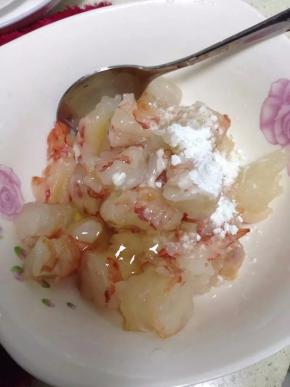 加入盐、料酒、蛋清和淀粉抓匀，腌制15分钟