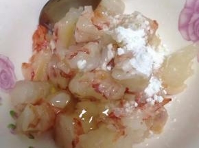 加入盐、料酒、蛋清和淀粉抓匀，腌制15分钟