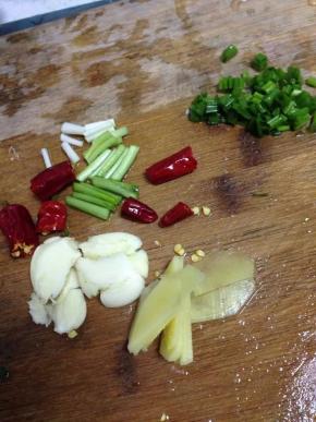 所有材料洗净，葱切段，姜蒜切片，干红椒切段