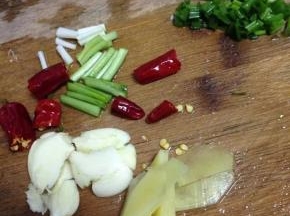 所有材料洗净，葱切段，姜蒜切片，干红椒切段