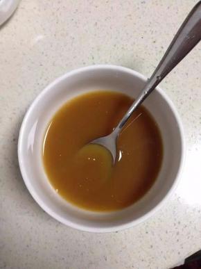 然后把生抽，醋，白糖，淀粉加入适量的水调成料汁备用。