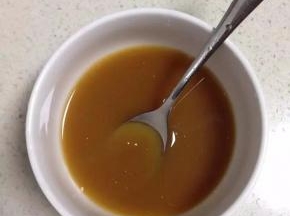 然后把生抽，醋，白糖，淀粉加入适量的水调成料汁备用。