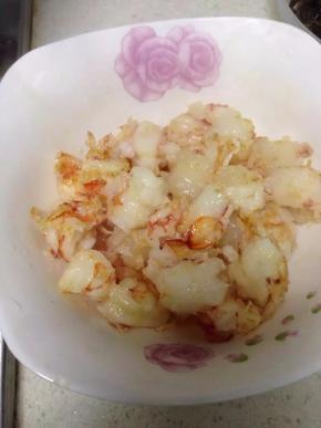 锅内放适量食用油烧至5成热，下虾仁用筷子不断搅拌滑熟变色，盛出备用。
