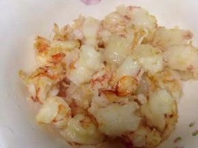 锅内放适量食用油烧至5成热，下虾仁用筷子不断搅拌滑熟变色，盛出备用。