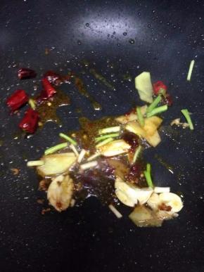 锅内留底油，下干红椒和豆瓣煸香，再加入葱姜蒜炒出香味