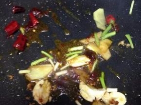 锅内留底油，下干红椒和豆瓣煸香，再加入葱姜蒜炒出香味