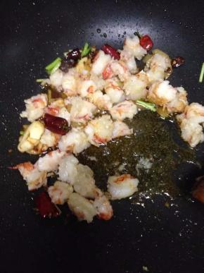 倒入虾仁翻炒几下