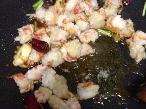 倒入虾仁翻炒几下